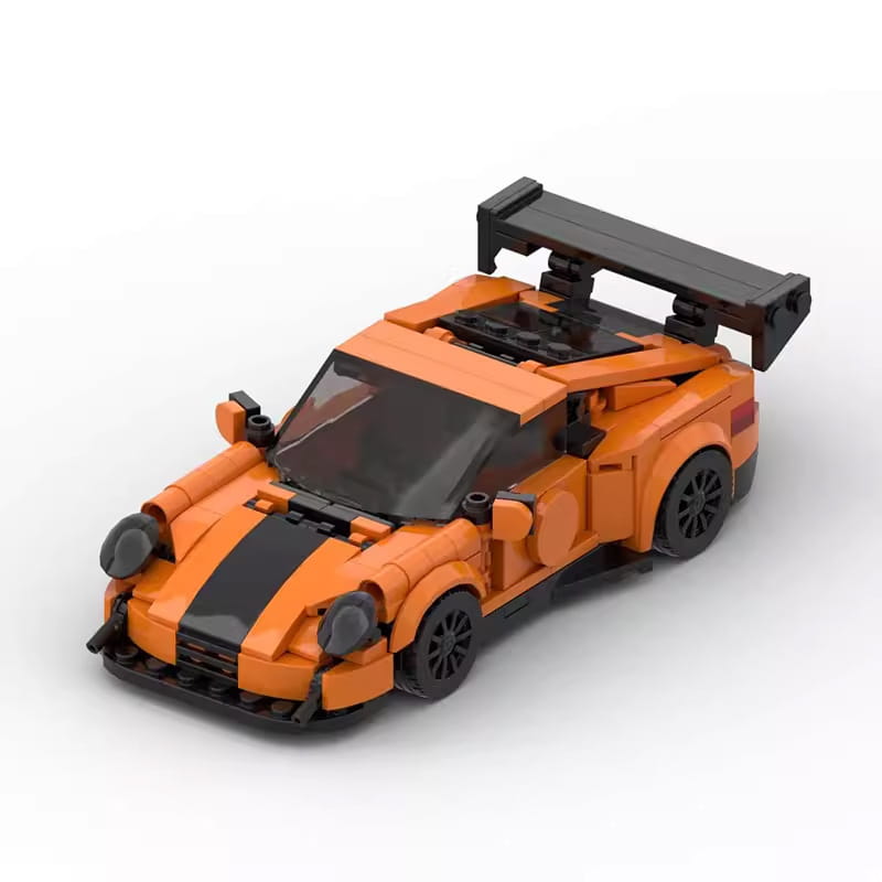 Bausatz für einen orangefarbenen Lego-Sportwagen mit 384 Bauteilen, der die Rückseite eines orange-schwarzen Lego-Sportwagens mit auffälligem Heckspoiler zeigt.