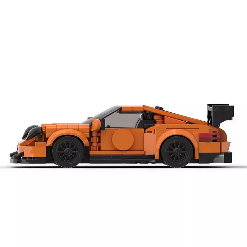 Modell eines orange-schwarzen Lego-Sportwagens mit schlankem aerodynamischem Design, aus 384 Bausteinen für Rennsportbegeisterte gebaut