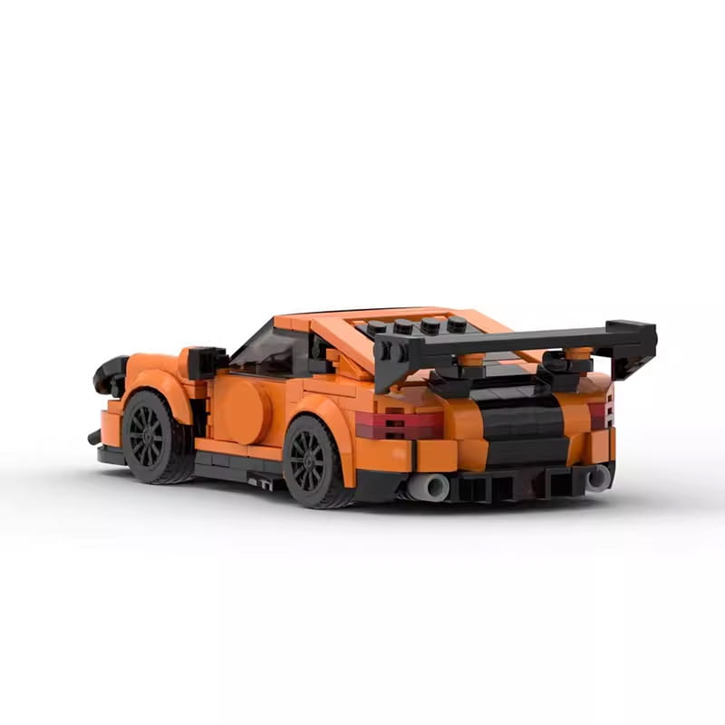 orangefarbener Lego-Sportwagen-Bausatz mit 384 Bauteilen, der einen detaillierten orange-schwarzen Rennwagen mit auffälligem Heckspoiler zeigt, dargestellt von der Rückseite