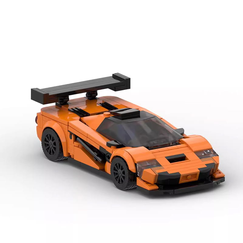 Modèle de voiture de course Lego McLaren F1 GTR orange et noir avec un aileron arrière proéminent, vu de l’arrière, dans un ensemble de construction de 348 pièces.