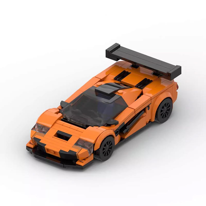 Modèle de voiture de sport Lego orange et noir au design aérodynamique épuré, inspiré de la voiture de course McLaren F1 GTR, dans un ensemble de construction de 348 pièces.