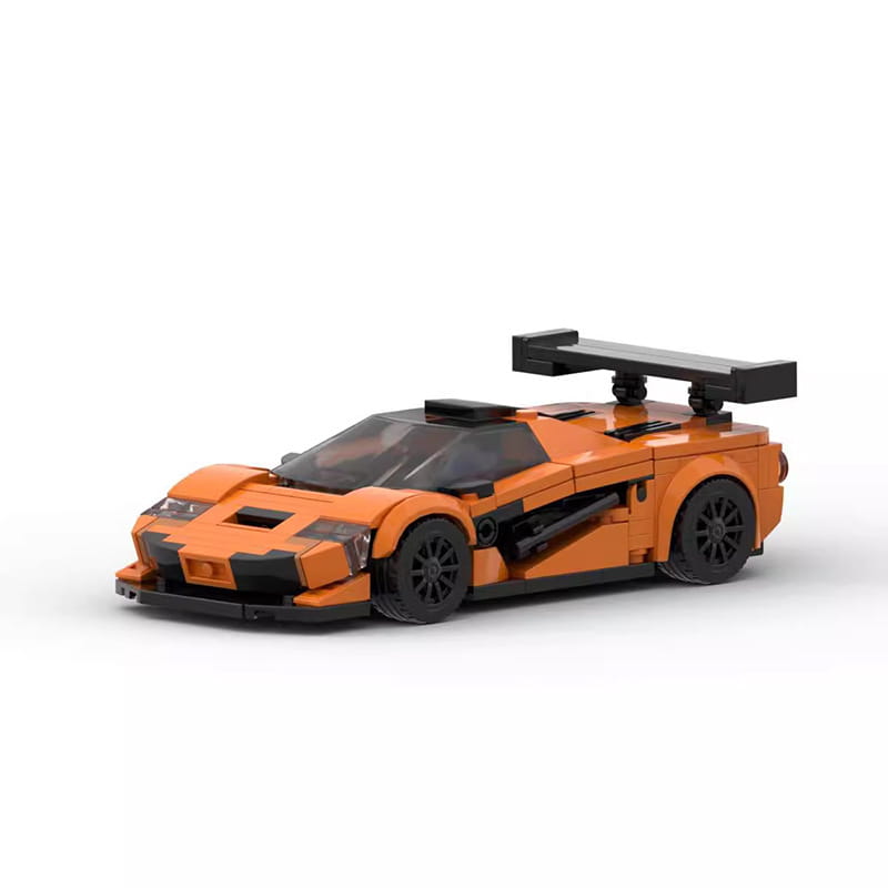 Ensemble de construction Lego orange et noir McLaren F1 GTR, modèle de voiture de course, composé de 348 pièces, présentant un spoiler arrière proéminent visible depuis la face arrière.