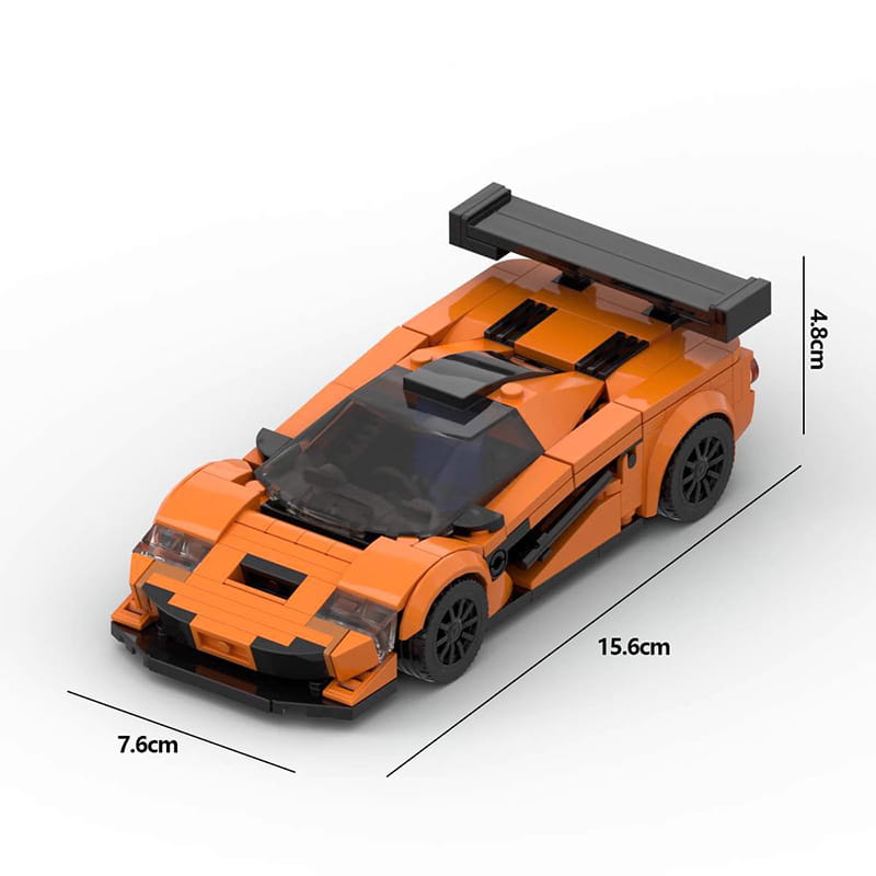 Modèle de voiture de course technic Lego McLaren F1 GTR orange et noir au design aérodynamique épuré, réalisé à partir de 348 blocs de construction.