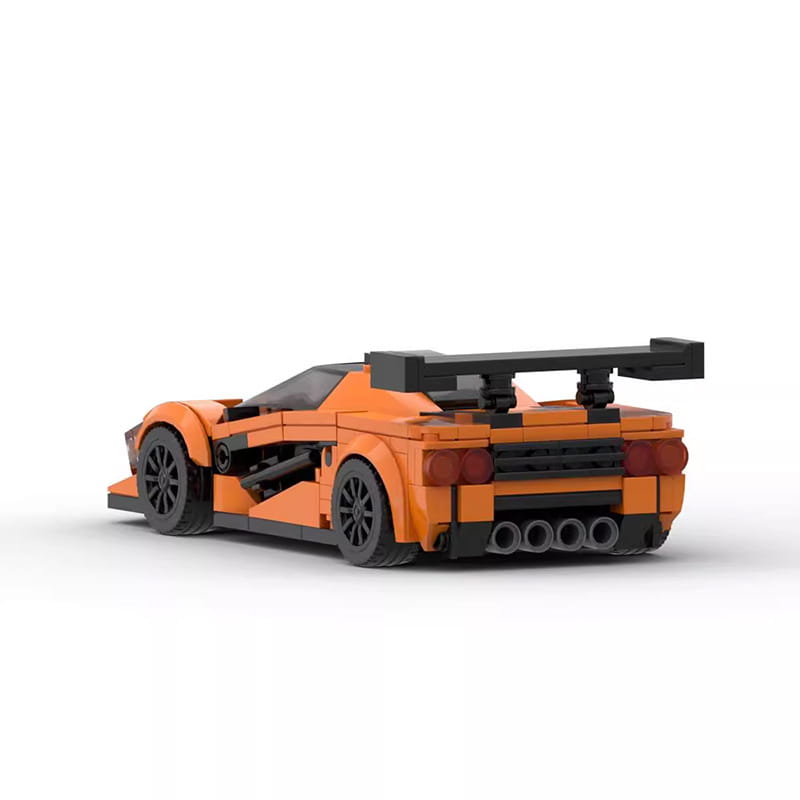 Lego orange et noir McLaren F1 GTR, ensemble de construction de 348 pièces, montrant la face arrière avec un spoiler arrière proéminent et un système d’échappement détaillé.