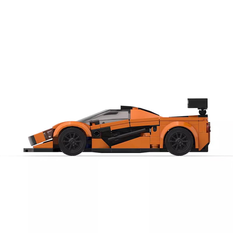 Modèle de voiture de course Lego McLaren F1 GTR orange et noir au design aérodynamique épuré, issu d’un ensemble de construction de 348 pièces.