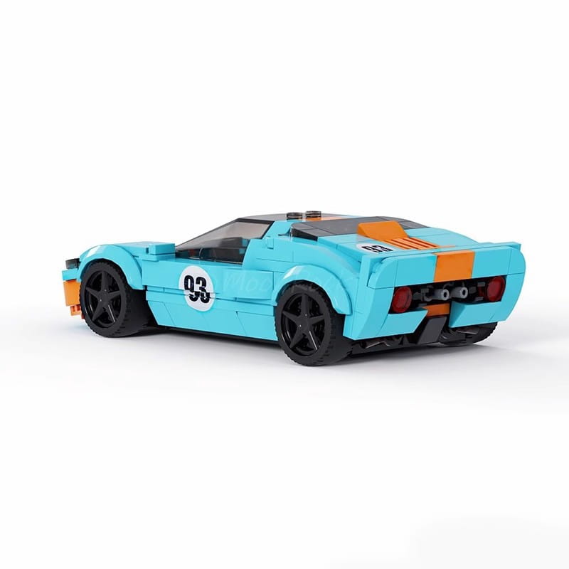 Modèle de voiture de course en blocs de construction, jouet, composé de 264 pièces, présentant une palette de couleurs turquoise et orange, des roues noires et un autocollant blanc portant le numéro 03 sur le côté.