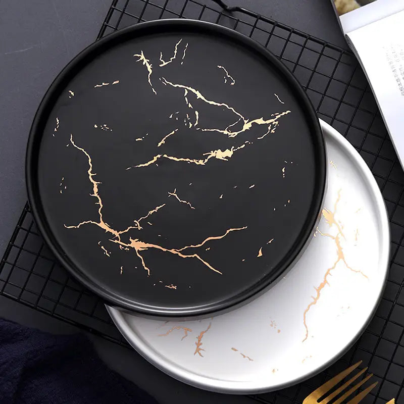 Schwarze und weiße Marmor-Keramikschale mit goldenen Adern, entworfen als elegantes Tablett.