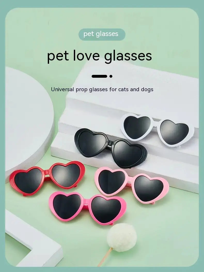 Gafas de sol de moda con forma de corazón para mascotas y muñecas, con monturas rojo, rosa y blanco y lentes negros.