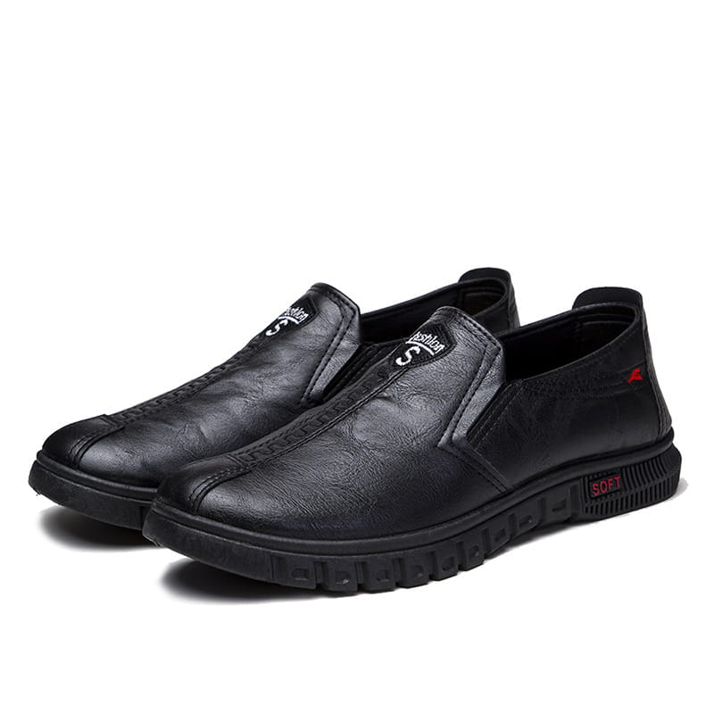 Chaussures de chef noires en cuir, à enfiler, avec surface texturée et coutures renforcées, présentées depuis l’arrière, avec une étiquette souple sur le talon, conçues comme des mocassins de travail antidérapants et imperméables.