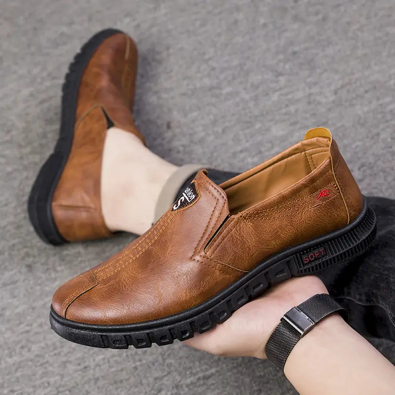 Chaussures de chef marron, à enfiler, antidérapantes, en cuir, avec une semelle en caoutchouc noir et des détails de coutures visibles, conçues pour un usage de travail imperméable.