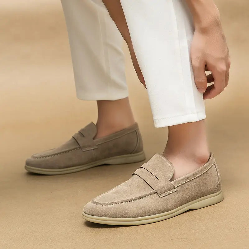 Mocassins en daim beige pour hommes, au design classique à enfiler, avec des surpiqûres assorties, idéals pour une tenue d’affaires.
