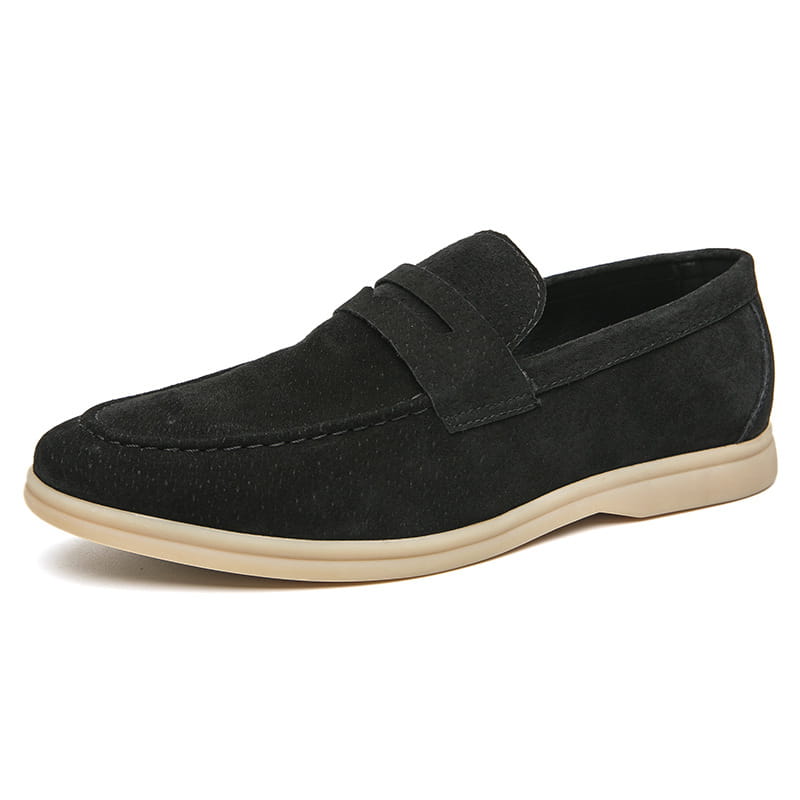 Mocassins en daim noir pour hommes avec une semelle en caoutchouc beige contrastante, conçus pour être enfilés comme chaussures d’affaires