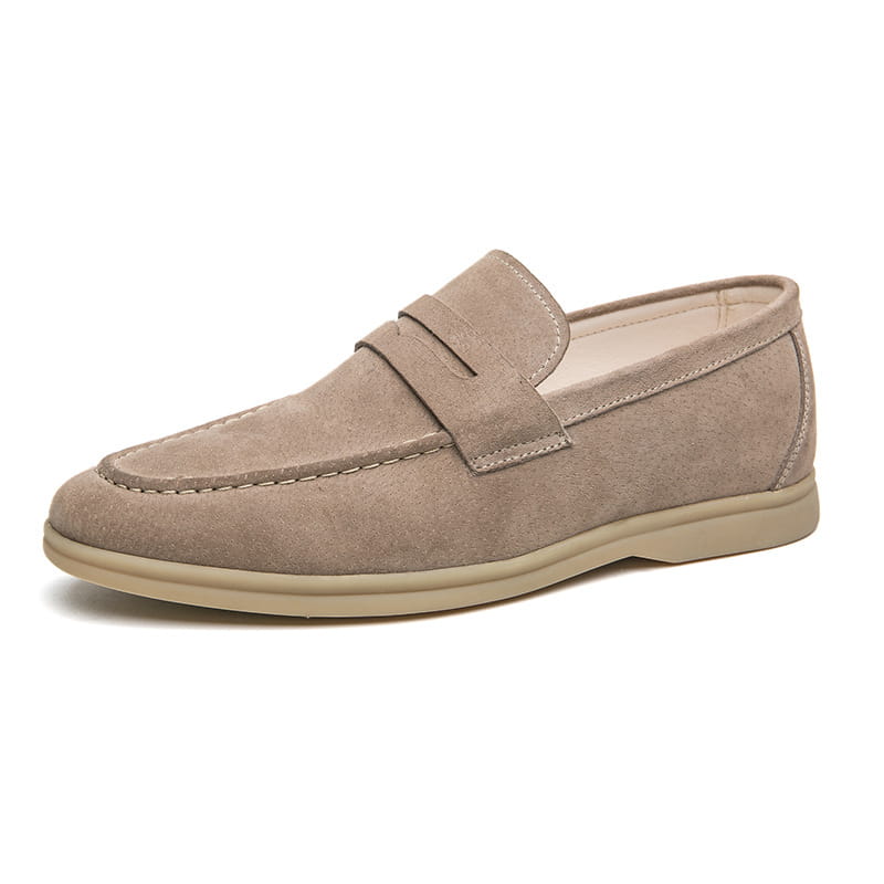 Mocassins en daim beige pour hommes, à enfiler, comme chaussures d’affaires, avec un design classique de bride façon penny et une semelle en caoutchouc de couleur claire.