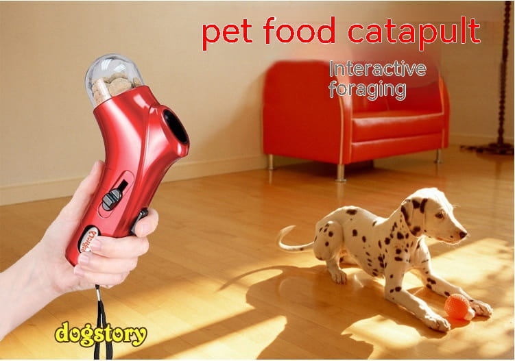 Cliquet d’entraînement pour animaux de compagnie et distributeur de friandises en plastique rouge, avec dôme supérieur transparent contenant des croquettes, conçu pour la distribution de nourriture pour animaux.