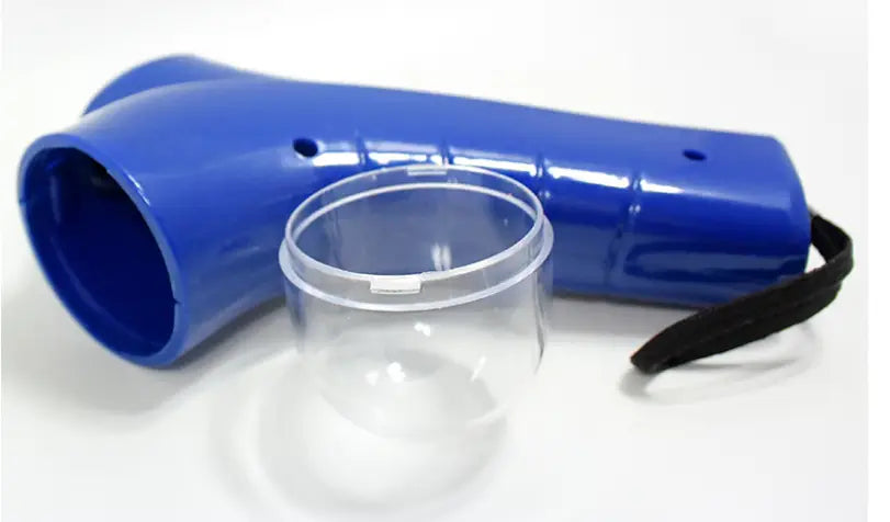 cliquet d’entraînement pour animaux de compagnie et distributeur de friandises à main en plastique bleu, avec une coupelle en plastique transparente fixée.