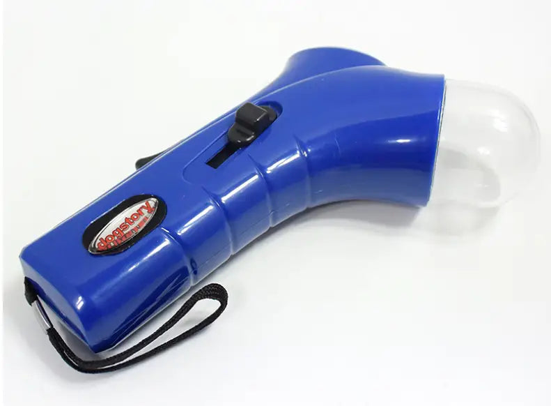 dispositif anti-aboiement ultrasonique portatif pour animaux de compagnie en plastique bleu, avec une pointe en forme de dôme transparent et une lanière noire pour le poignet, utilisé comme cliquet d’entraînement pour animaux de compagnie et distributeur de friandises.