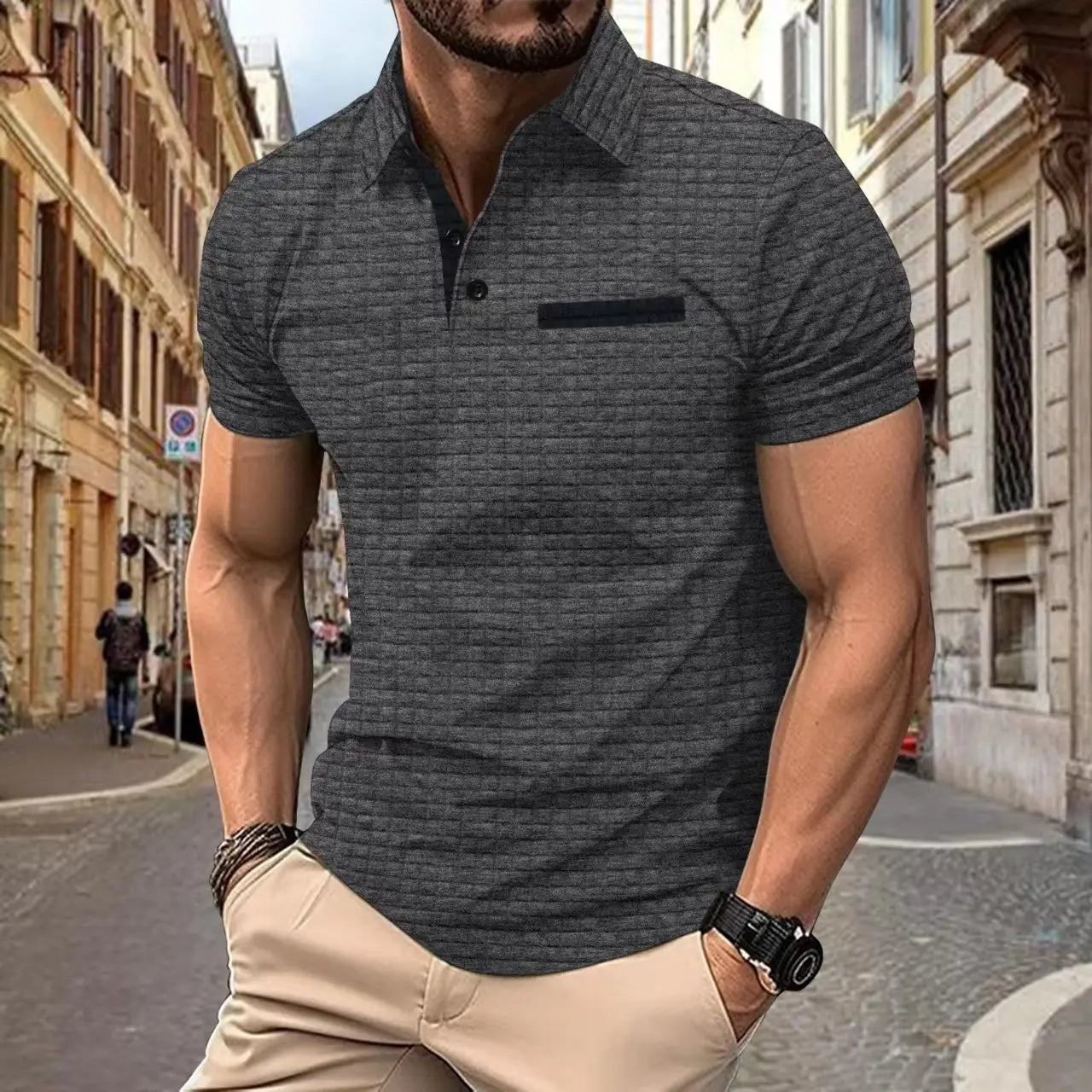 Herren-Jacquard-Karree-Sportpolohemd aus dunkelgrauem, strukturiertem Stoff mit dezentem, gewebtem Muster und schwarzem Kontrastbesatz an Kragenleiste und Brusttasche.