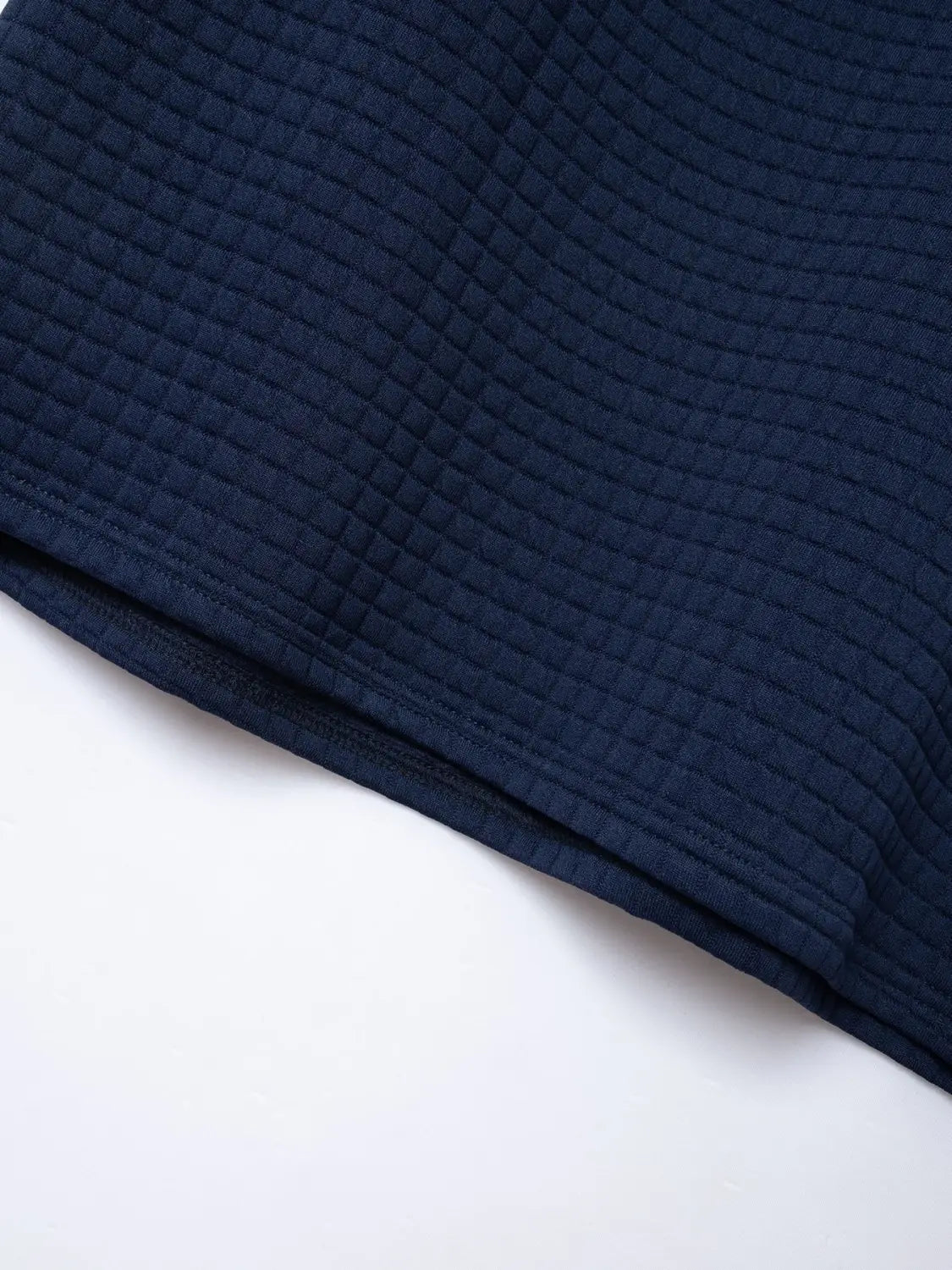 Herren-Jacquard-Karree-Sportpolohemd mit dunkelnavyblauem Waffelstrick-Stoff mit einer strukturierten, gitterartigen Musterung und Kontrastbesatz.