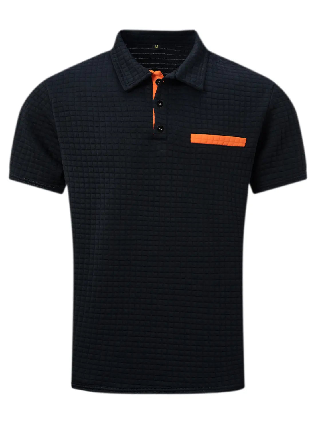 Herren-Jacquard-Karree-Sportpolohemd aus schwarzem, strukturiertem Stoff mit orangefarbenem Kontrastbesatz an Kragenleiste und Brusttasche.