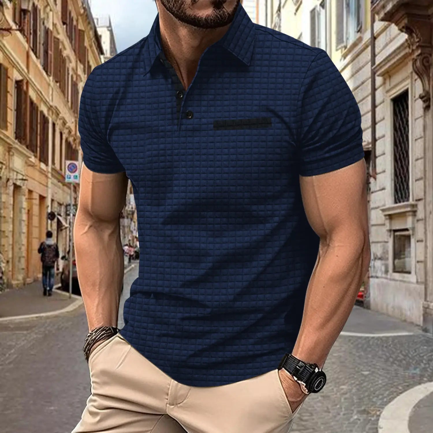 Navyblaues Herren-Jacquard-Karree-Sportpolohemd mit kurzen Ärmeln, dezenter Struktur und schwarzer, geknöpfter Leiste mit Kontrastbesatz.