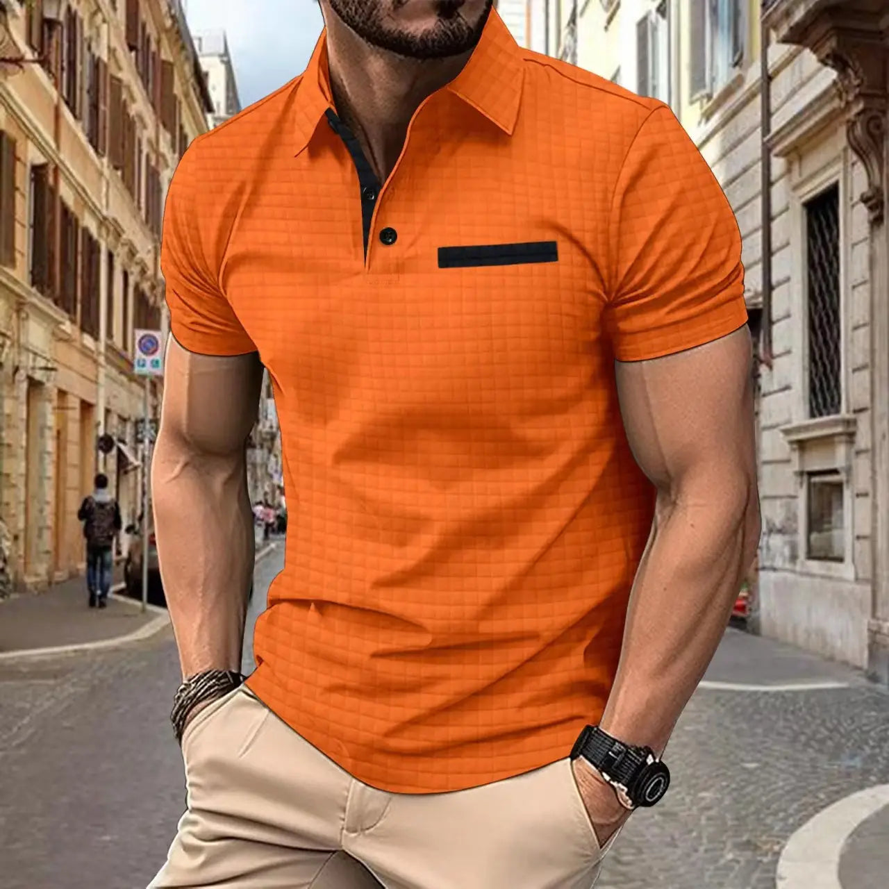 Herren-Jacquard-Karree-Sportpolohemd in leuchtendem Orange mit subtiler Gitterstruktur und schwarzem Kontrastbesatz an der Kragenleiste sowie an der Brusttasche.