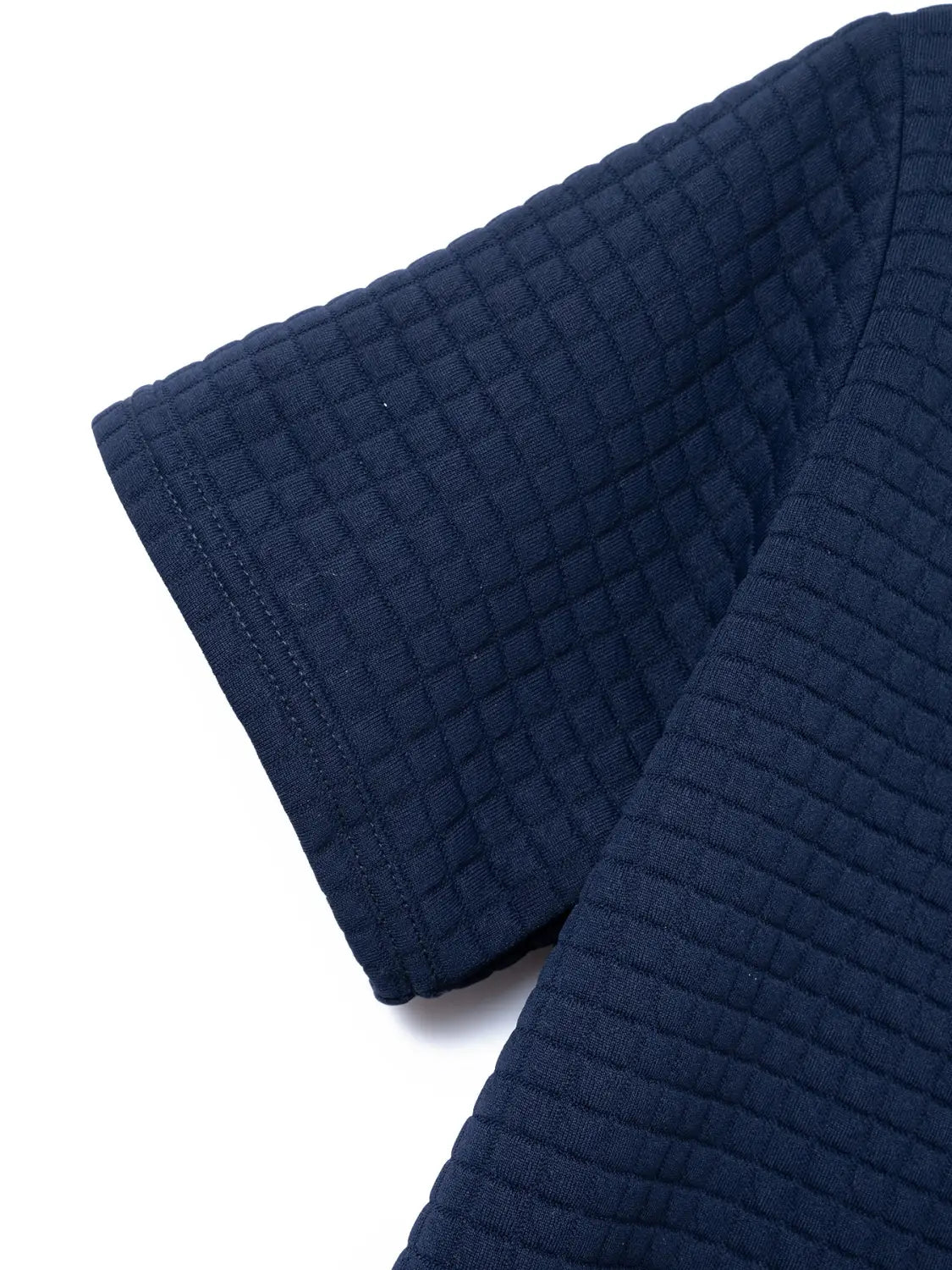 Herren-Jacquard-Karree-Sportpolohemd mit Kontrastbesatz und einem Ärmel aus dunkelnavyblauem, wattiertem Stoff mit strukturierter, gitterartiger Musterung.