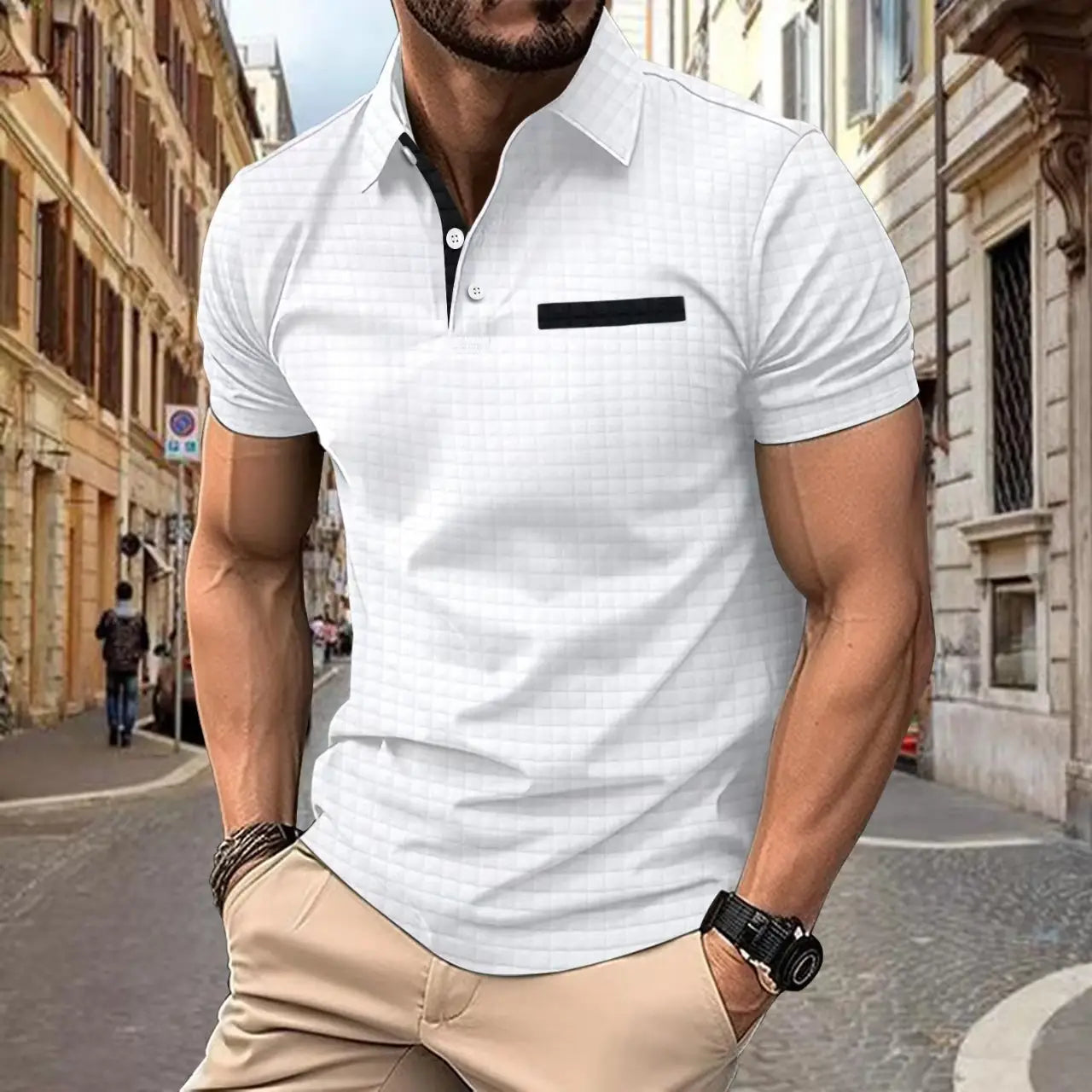 Herren-Jacquard-Karree-Sportpolohemd in Weiß mit dezentem Gittermuster und schwarzem Kontrastbesatz an Kragen, Leiste und Brusttasche.