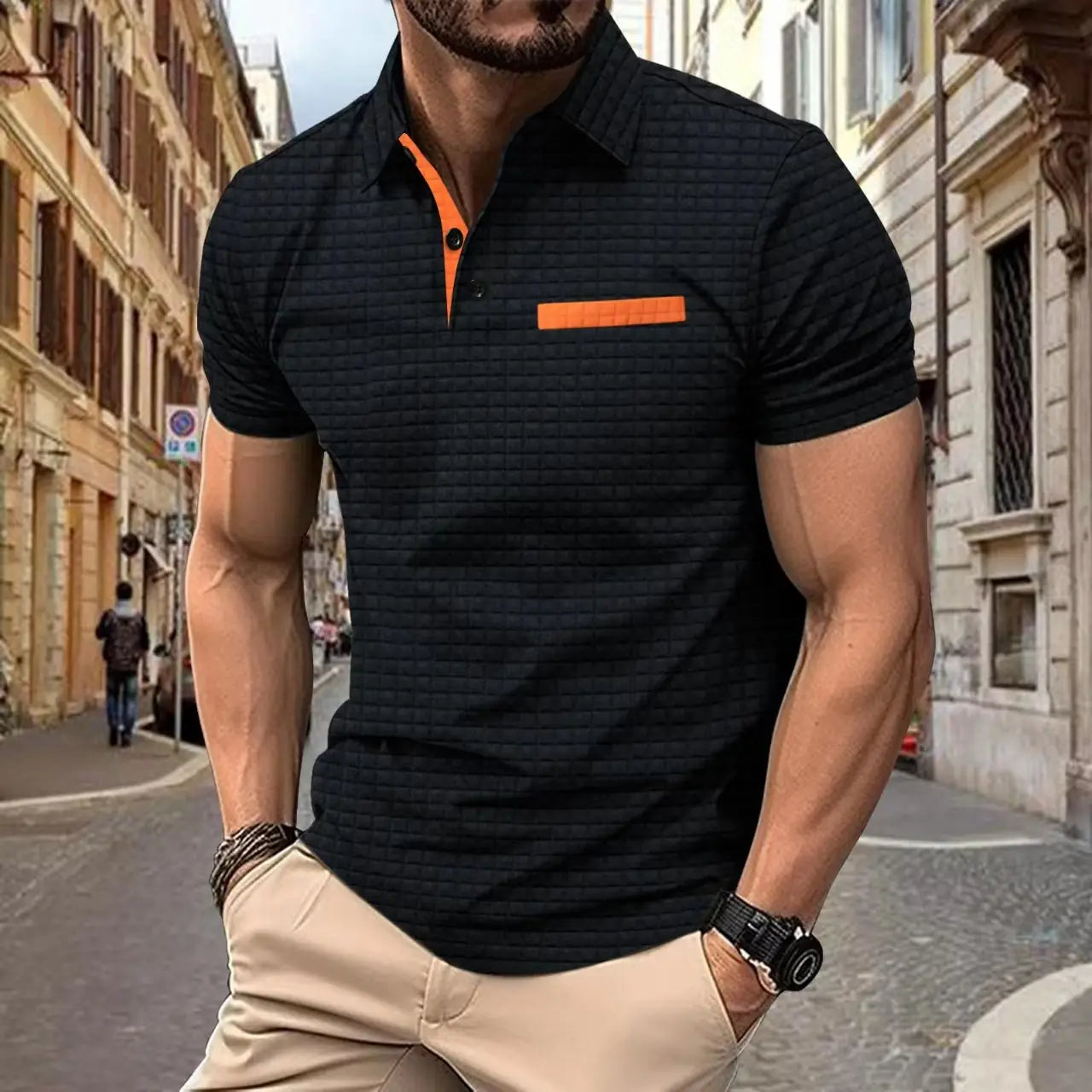Herren-Jacquard-Karree-Sportpolohemd aus schwarzem, strukturiertem Stoff mit orangefarbenem Innenkragen und Taschenbesatz.