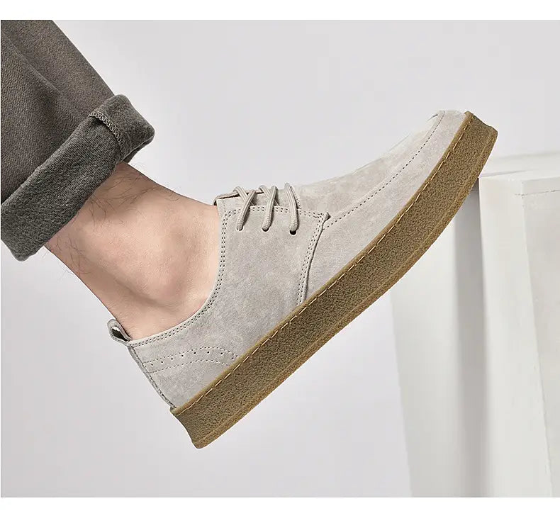 Chaussure plate décontractée à lacets en daim gris clair pour hommes, avec dessus en daim gris clair et semelle en caoutchouc couleur tan.