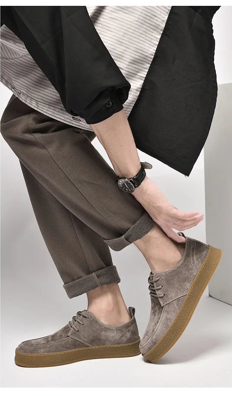 Chaussures plates décontractées à lacets en daim gris pour hommes, dotées d’une semelle en caoutchouc couleur tan.