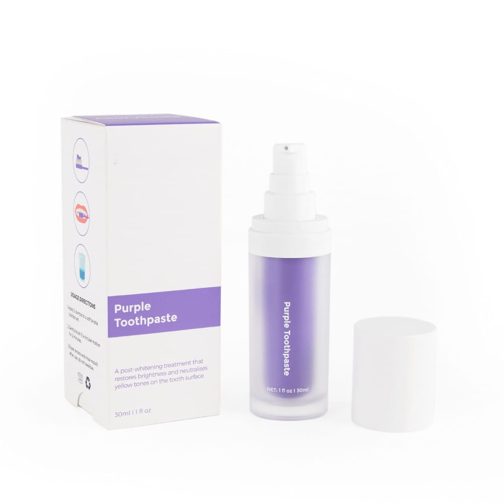 Un flacon pulvérisateur transparent et élégant, avec une pompe et un capuchon blancs, contenant un dentifrice pourpre vibrant destiné au correcteur de couleur en mousse pourpre de blanchiment des dents V34.