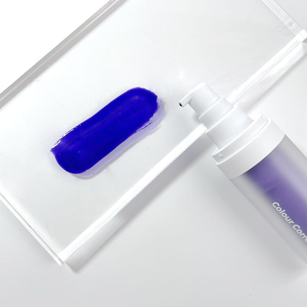 Un flacon-pompe blanc et élégant avec un corps translucide pourpre, portant la mention « couleur corrector » pour la mousse pourpre de blanchiment des dents V34 ; correcteur de couleur en mousse pourpre pour V34, à côté d’un échantillon vibrant bleu cobalt sur une plaque acrylique transparente.