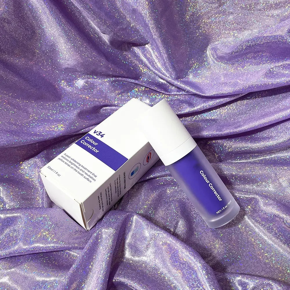 Mousse pourpre de blanchiment des dents, correcteur de couleur en mousse pourpre V34, dans un flacon translucide élégant avec un capuchon blanc et une boîte assortie.