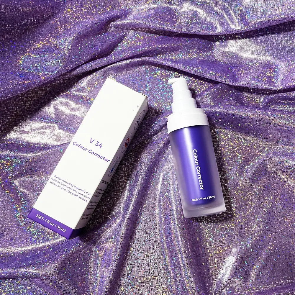 Mousse pourpre de blanchiment des dents, correcteur de couleur en mousse pourpre V34, dans un flacon translucide élégant avec un distributeur de pompe blanc.