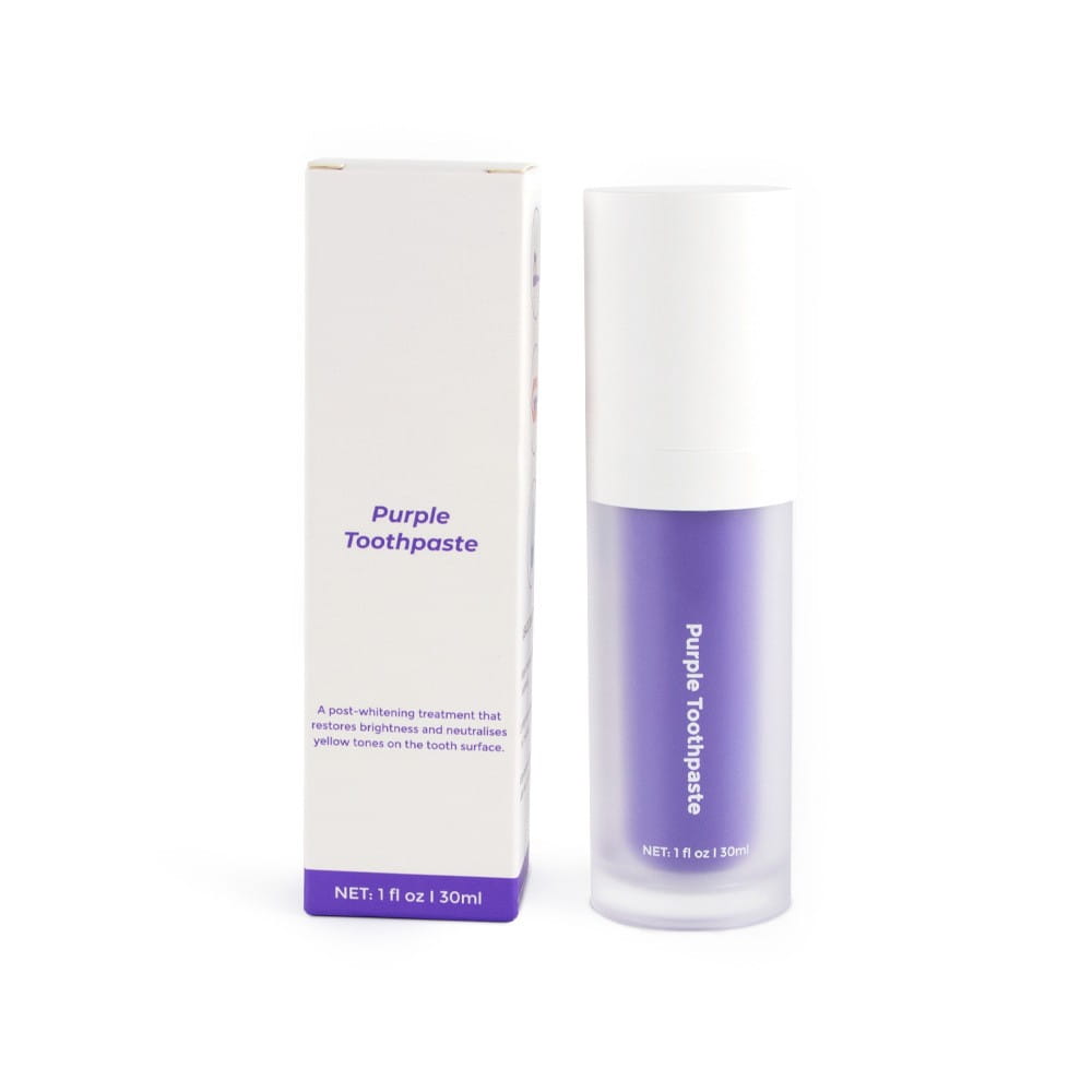 Un flacon transparent et élégant avec un capuchon blanc, contenant un dentifrice pourpre vibrant, accompagné d’un emballage minimaliste blanc pour la mousse pourpre de blanchiment des dents V34, correcteur de couleur.