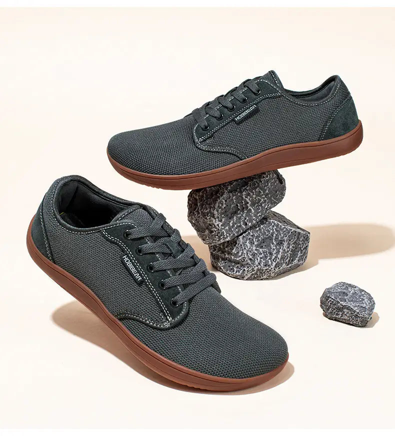 Chaussures de sport décontractées en daim unisexes gs6968 avec dessus en toile tissée gris foncé, semelles en caoutchouc marron et lacets noirs dans un design minimaliste.