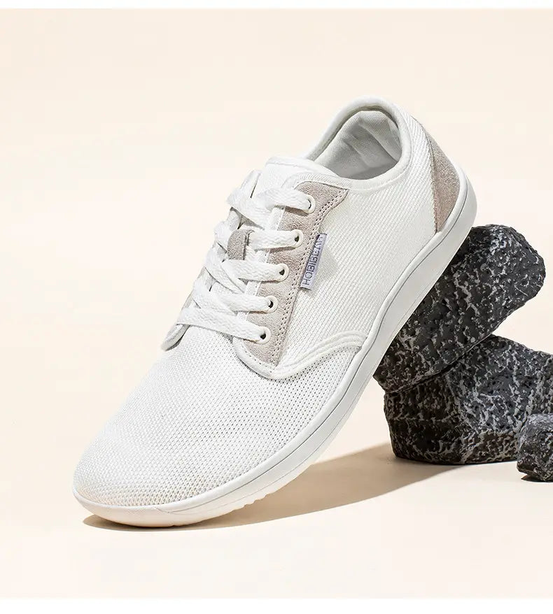 Sneaker en toile blanche avec accents en daim gris et design minimaliste, comportant l’étiquette de marque probent sur le côté, de la collection de chaussures de sport décontractées en daim pour unisexes gs6968.