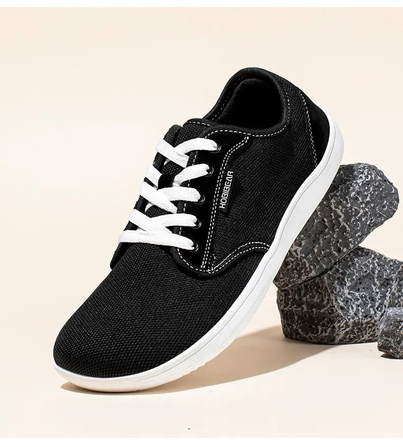 Sneaker de sport décontractée en daim unisexe en toile noire gs6968 avec lacets blancs et semelle en caoutchouc, portant le nom de la marque hobibear.