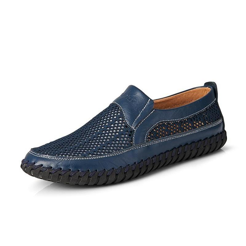 Mocassin à enfiler en mesh de cuir bleu marine, avec motif perforé et semelle en caoutchouc tressé.