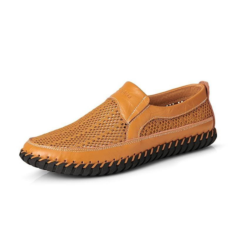 Mocassin à enfiler en mesh de cuir couleur beige, présentant une tige en mesh respirante et une semelle en caoutchouc noir tressé.
