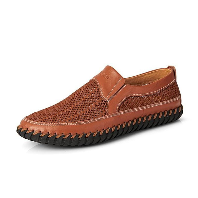 Mocassin à enfiler en cuir marron, avec tige en mesh tissé et semelle en caoutchouc noir tressé, mettant en valeur un design élégant et respirant.