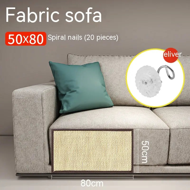 Sofá de tela beige con cojín decorativo color verde azulado que incluye una almohadilla para arañar de gato duradera de 50x80 cm, fijada en la parte frontal como protector del sofá.