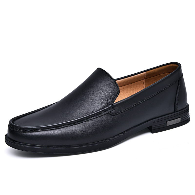 Mocassin à enfiler en cuir noir à la finition lisse et à la doublure intérieure marron clair, conçu comme une chaussure d’affaires respirante à col ajouré.