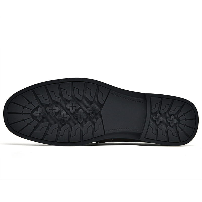 Semelle en caoutchouc noir des mocassins en cuir, chaussures d’affaires respirantes à col ajouré, avec des patins texturés en forme de croix et des zones de durabilité renforcées.