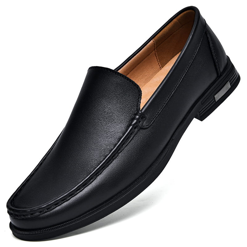 Mocassin à enfiler en cuir noir avec une finition polie et élégante ainsi que des détails de couture subtils, conçu comme une chaussure d’affaires respirante à col ajouré.