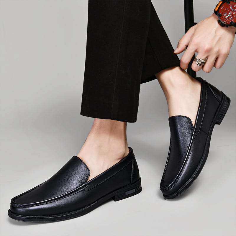 Mocassins en cuir noir au design élégant et minimaliste et aux détails de couture subtils, chaussures d’affaires respirantes à col ajouré.
