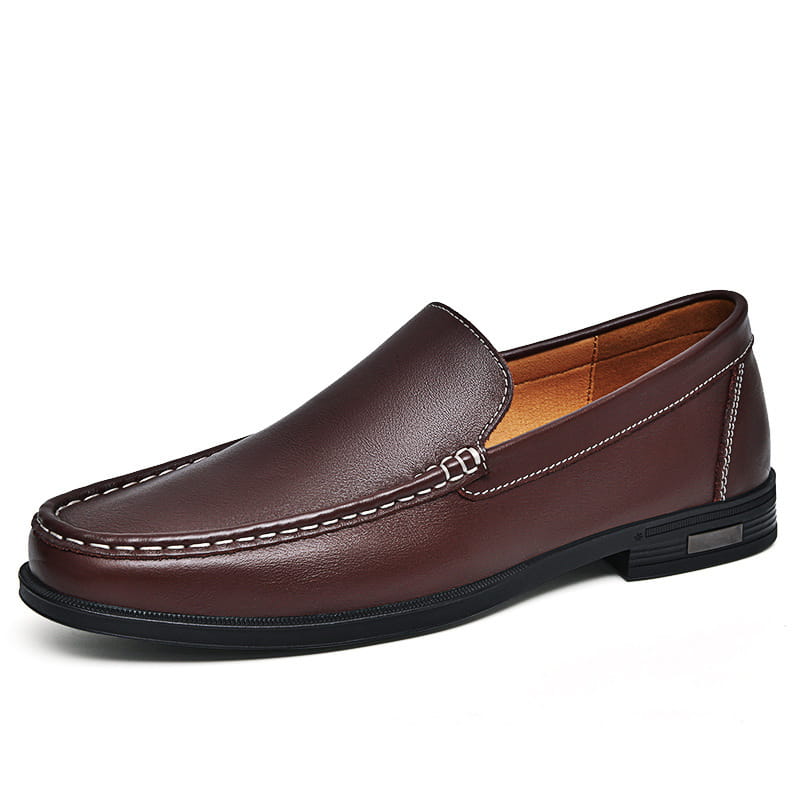 Mocassin à enfiler en cuir marron clair avec coutures blanches et semelle en caoutchouc noir, conçu comme des chaussures d’affaires respirantes à col ajouré