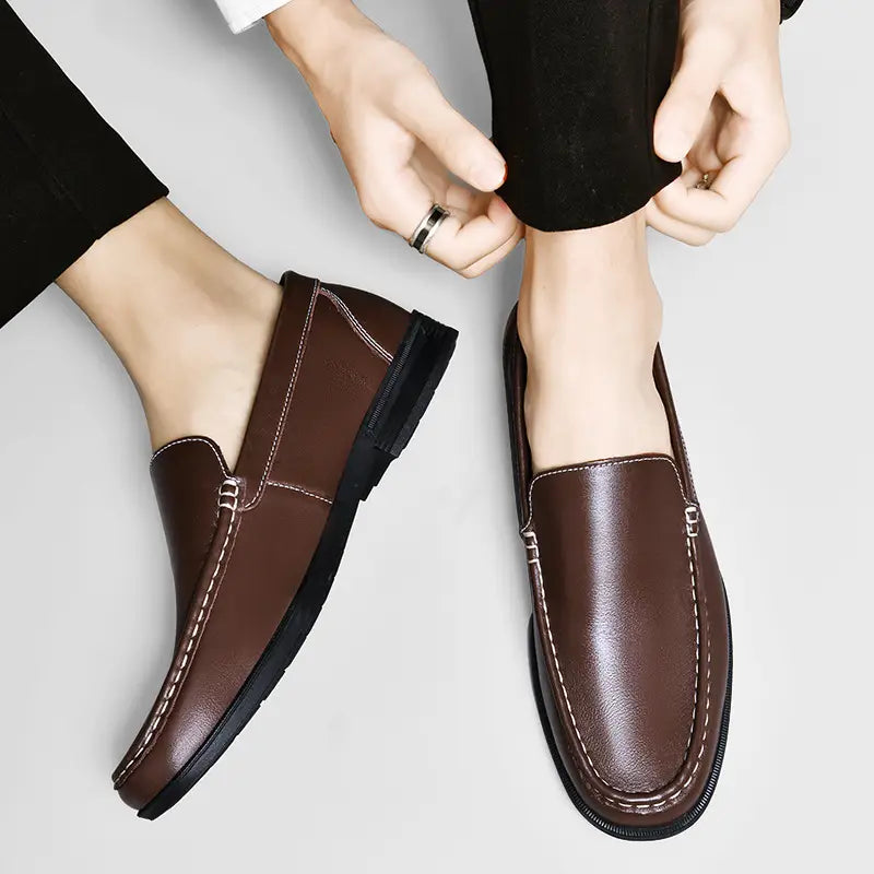 Mocassins d’affaires respirants à col ajouré en cuir marron clair, style à enfiler, avec semelles noires et coutures blanches contrastantes