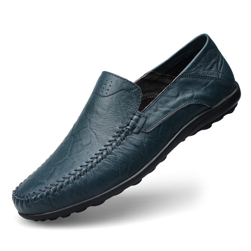 Mocasines sin cordones tipo loafer de cuero de badana color verde petróleo oscuro, transpirables, con perforaciones tipo gommino, con costuras visibles y suela de goma negra.