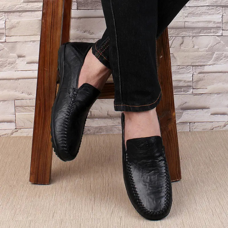 Mocasines de cuero negro de badana con un diseño texturizado transpirable con costuras perforadas.